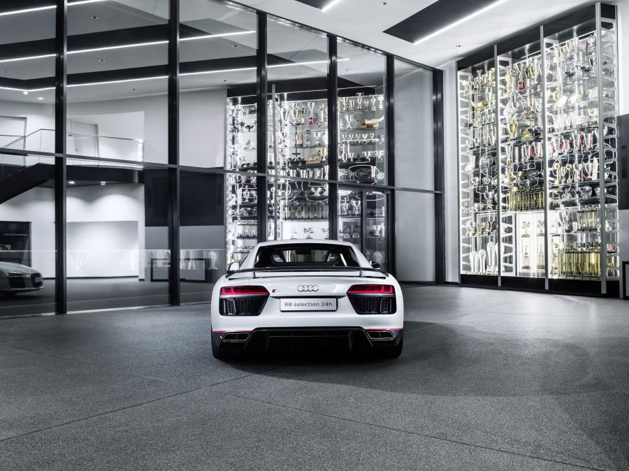  Audi R8 V10 Plus Selection 24h 2016 года  (фото 4 из 5)